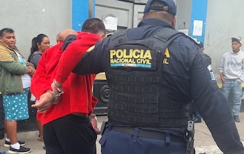 La Policía Nacional Civil informó que Rodríguez Aquino simuló estar inconsciente en el Centro Preventivo para Hombres de Jalapa para lograr el traslado al hospital.