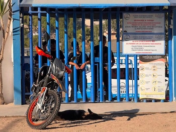 La suspensión temporal ocurre dos semanas después del homicidio de Richard Damián dentro de las instalaciones de la Clínica Jireh. (X @XiomaraVargasTV)