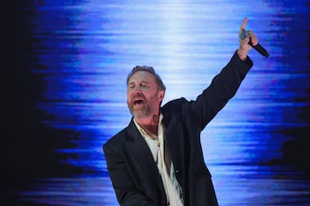 David Guetta actúa durante el