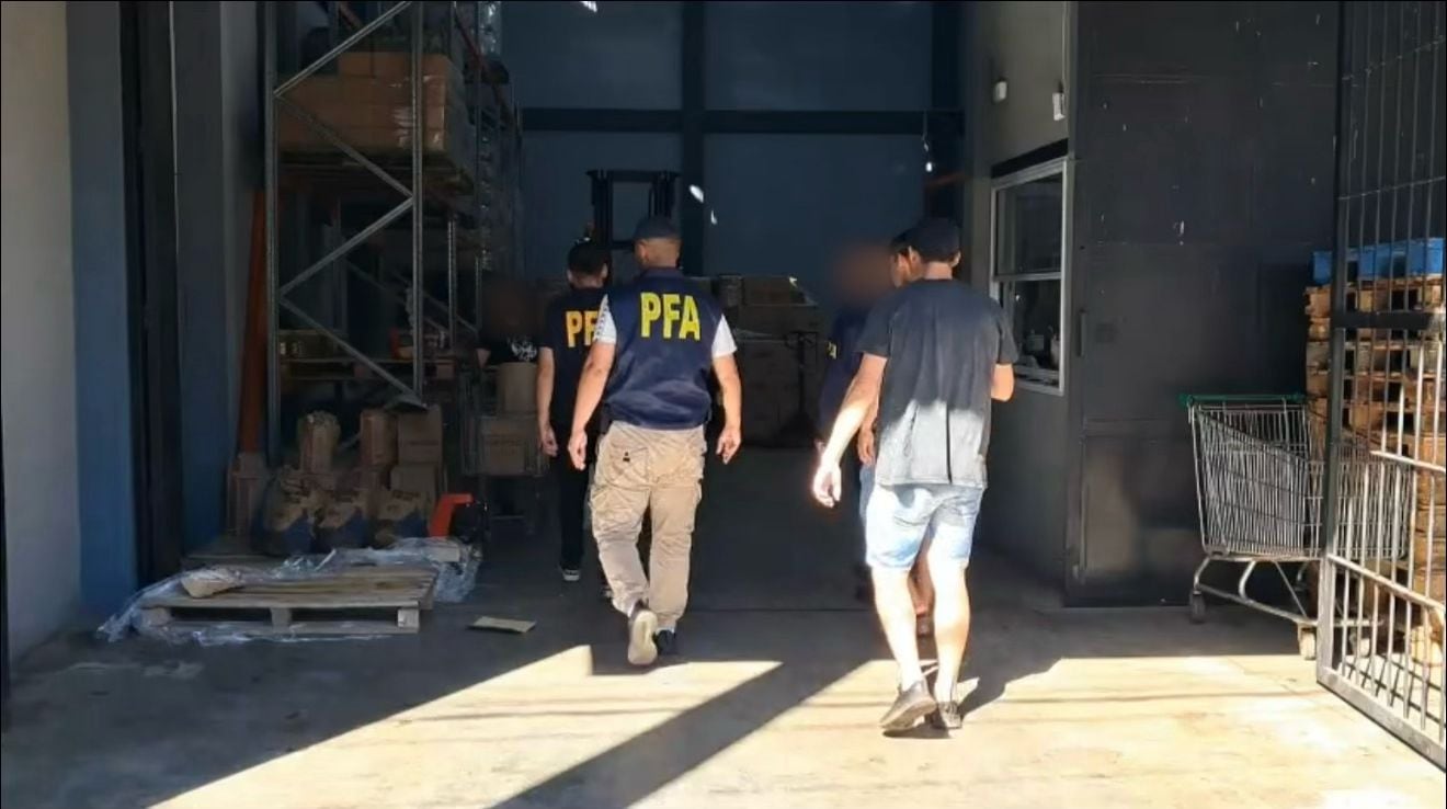 Siete allanamientos simultáneos permitieron descubrir depósitos, supermercados y locales donde se almacenaba y envasaba el producto ilegal