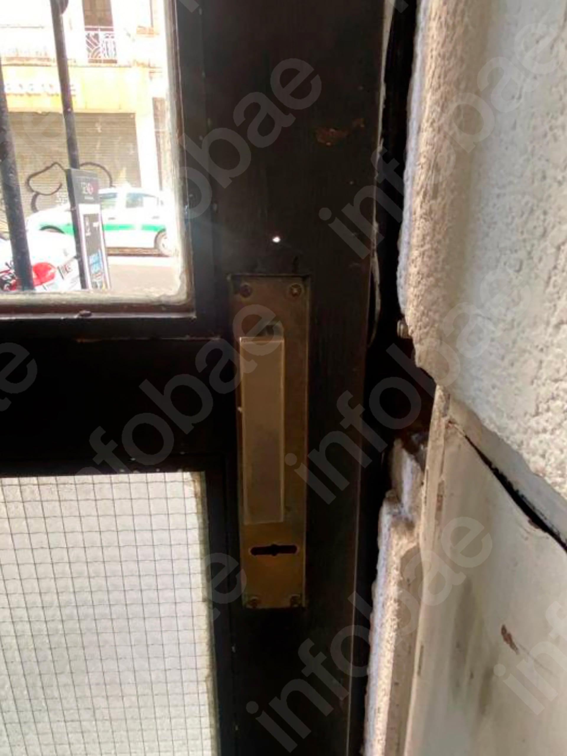 La demandada apeló al sostener que el inquilino habría cerrado la puerta apoyando la mano sobre el vidrio y cuestionó el monto de la indemnización. Imagen del informe pericial (Poder Judicial)