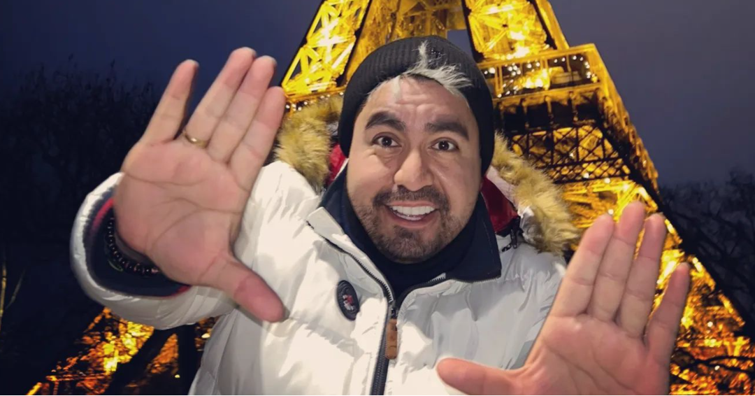 El humorista utiliza situaciones de actualidad para construir monólogos críticos, conectando con el público a través de la sátira política. - crédito @peretantico / Instagram