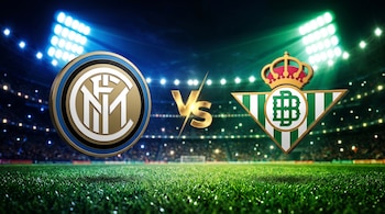 Primer plano de un campo de fútbol. El escudo del Inter de Milán a la izquierda, un 'VS' dorado al centro y el escudo del Real Betis a la derecha.