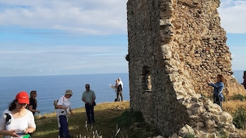 Turistas en la Torre de San Telmo este verano. (Ecologistas en Acción Cantabria)