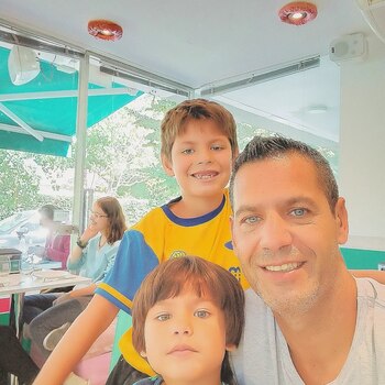 Herman Krause junto a sus