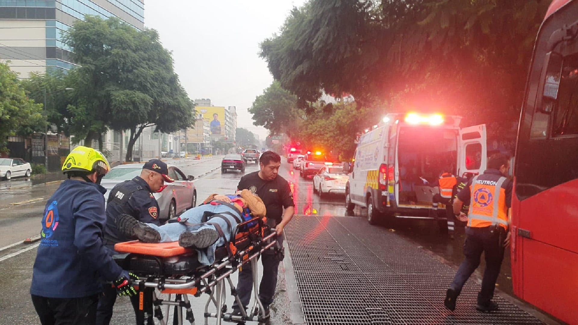Choque de una unidad de Metrobús en avenida Cuauhtémoc deja varios lesionados CDMX heridos (@BlindarBJ/X)