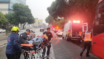 Choque entre Metrobús de la Línea 3 y automóvil deja ocho lesionados en avenida Cuauhtémoc