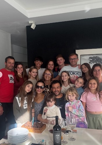Rodeado de sus afectos y en especial con Ivana Figueiras, Darío Cvitanich celebró el comienzo de su cumpleaños (Instagram)
