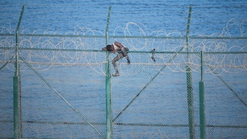 De las concertinas a los centros de retorno: Cómo Europa ha endurecido su política migratoria en la última década