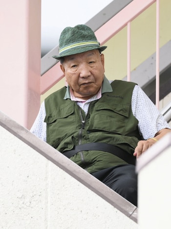 Hakamada al salir de su casa. Un día, la hermana de Hakamada le pidió que le ayudara con la compra para que accediera a salir de casa. Salir a pasear se convirtió entonces en su rutina diaria (Kyodo/via REUTERS)