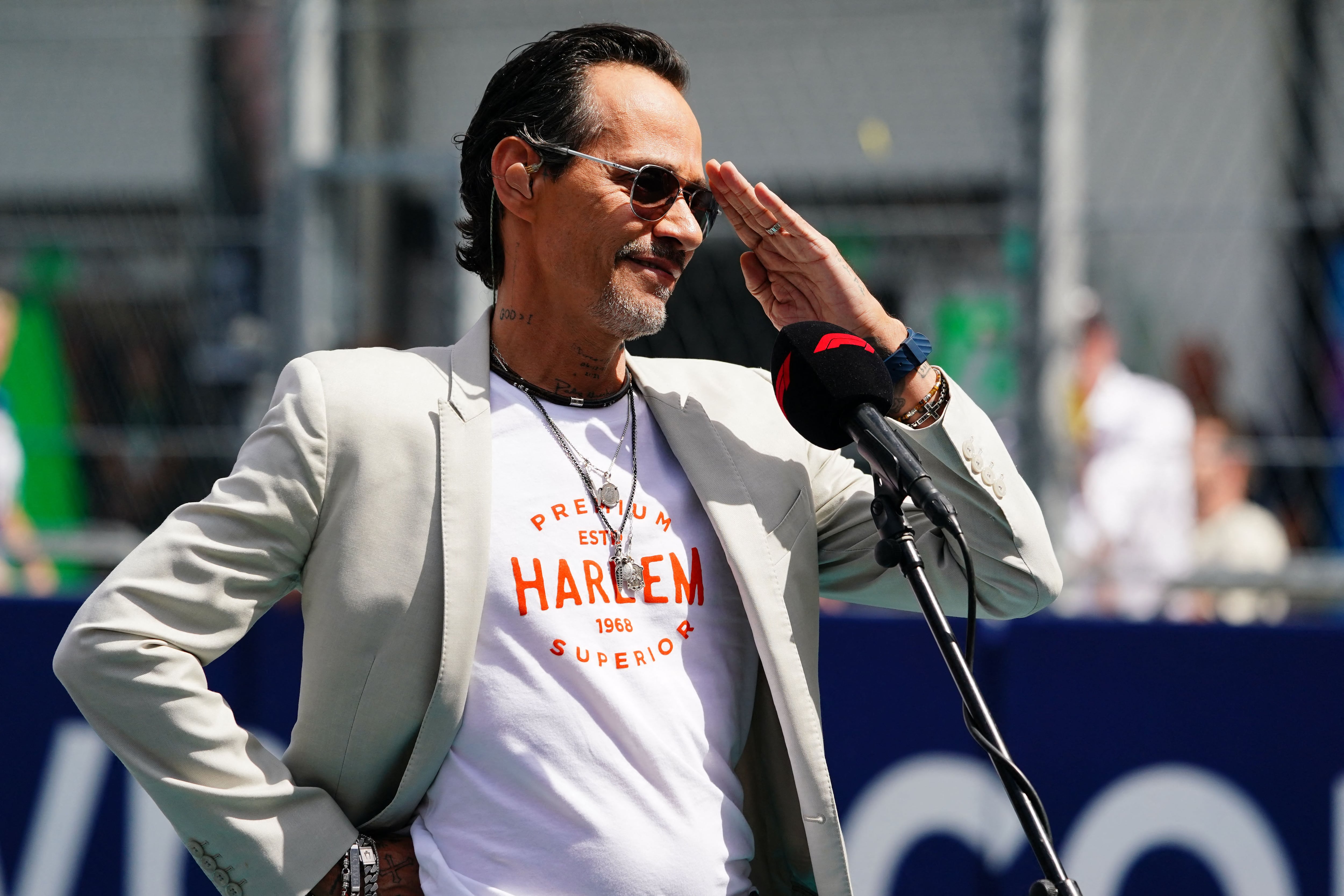 La moda de Marc Anthony acompaña una carrera atravesada por la salsa y el pop latino, con una imagen que combina sastrería clásica y referencias urbanas