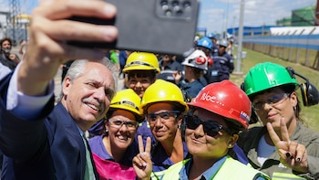 Alberto Fernández junto a trabajadores