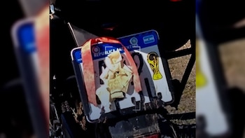 Un policía viajaba con la patente tapada, lo detuvieron en medio de una autopista y recibió una multa millonaria