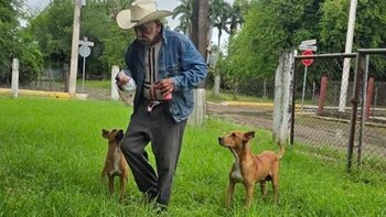 Don Ángel y su familia se encuentran a salvo en el comité ejidal del Ejido Sabinas. (Facebook / Gladis Sierra Hernandez)