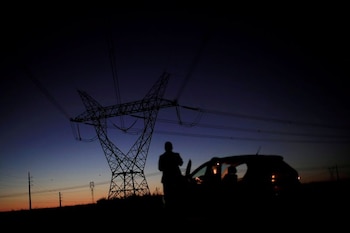 Un hombre se encuentra frente