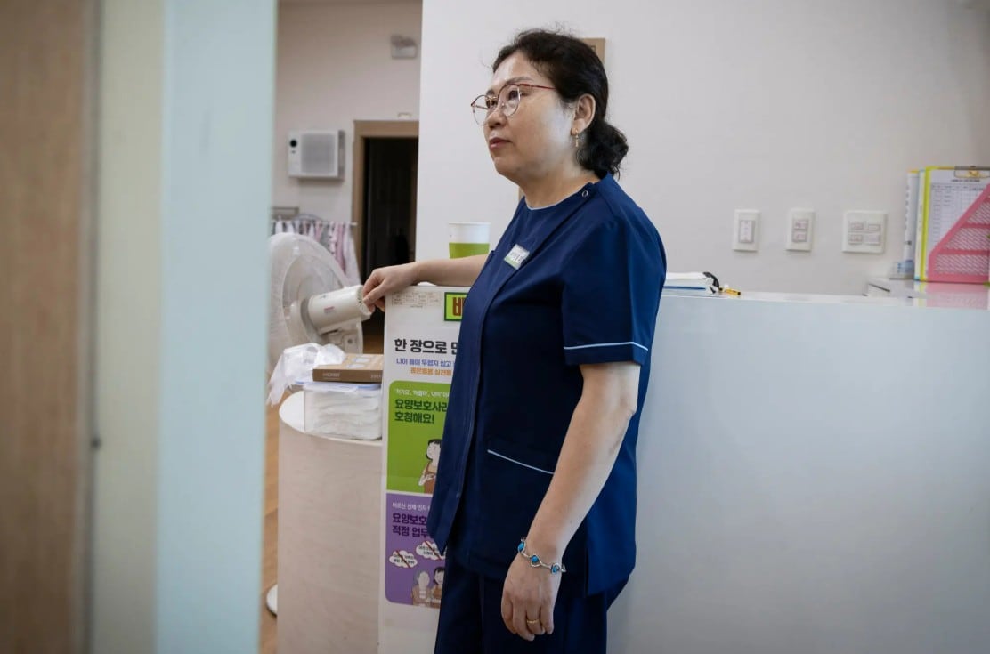 Lee Young-ju también estuvo recluida en el campo de trabajos forzados de Chongori, en Corea del Norte. Ahora trabaja como enfermera en Seúl (Woohae Cho para The New York Times)