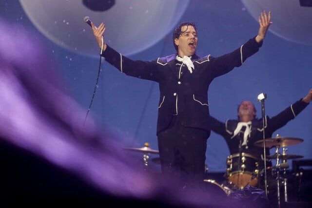 El carisma de Pelle Almqvist, vocalista de The Hives, y su interacción con el público lo volvieron un favorito del público colombiano - crédito Colprensa