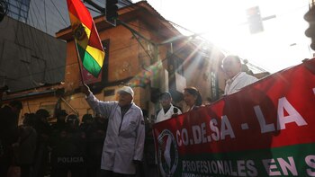 Médicos y maestros que se