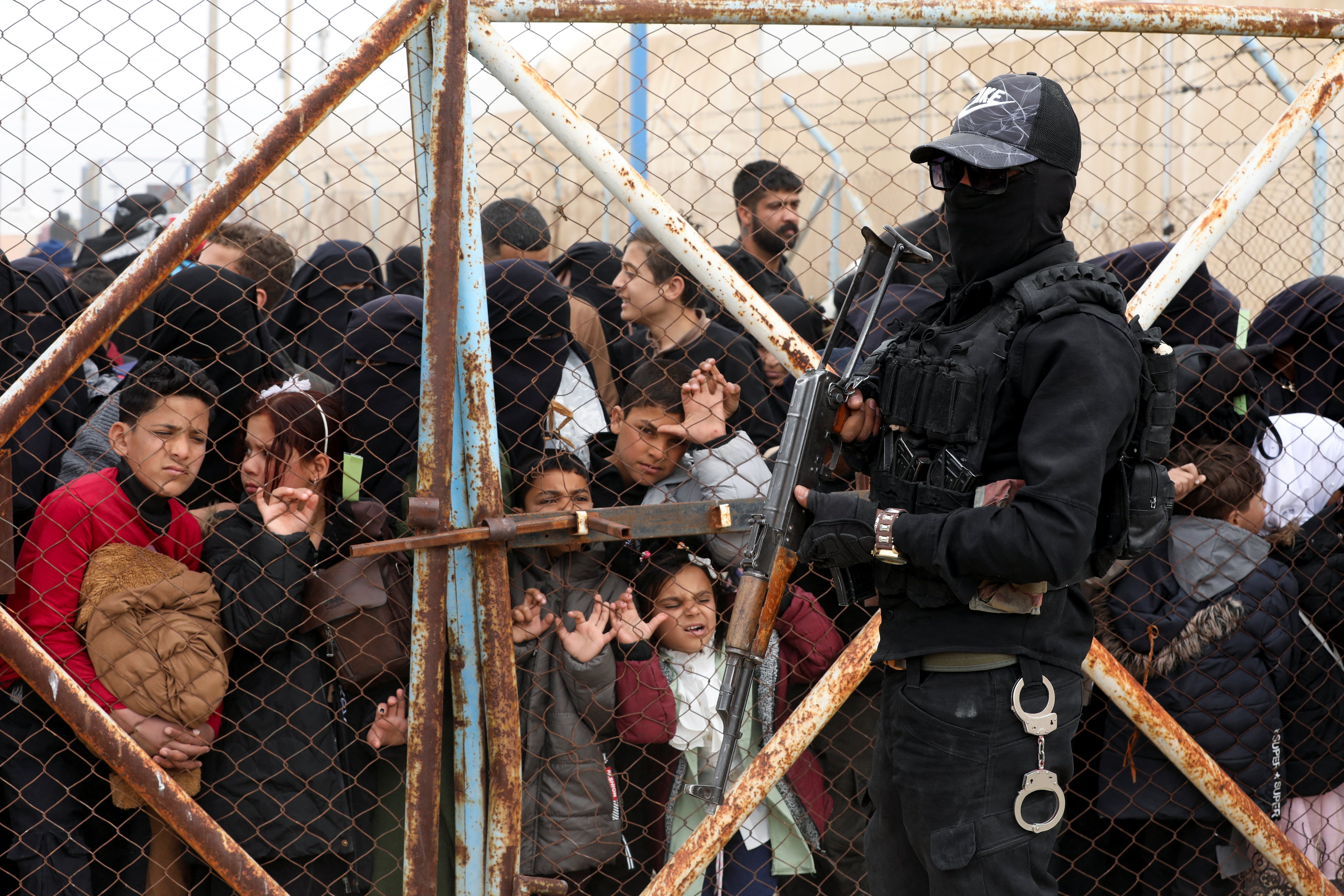 El ejército sirio ratifica el control sobre la cárcel al-Hol y traslada a las familias