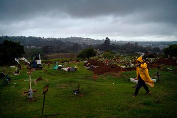 Un hombre trabaja en el
