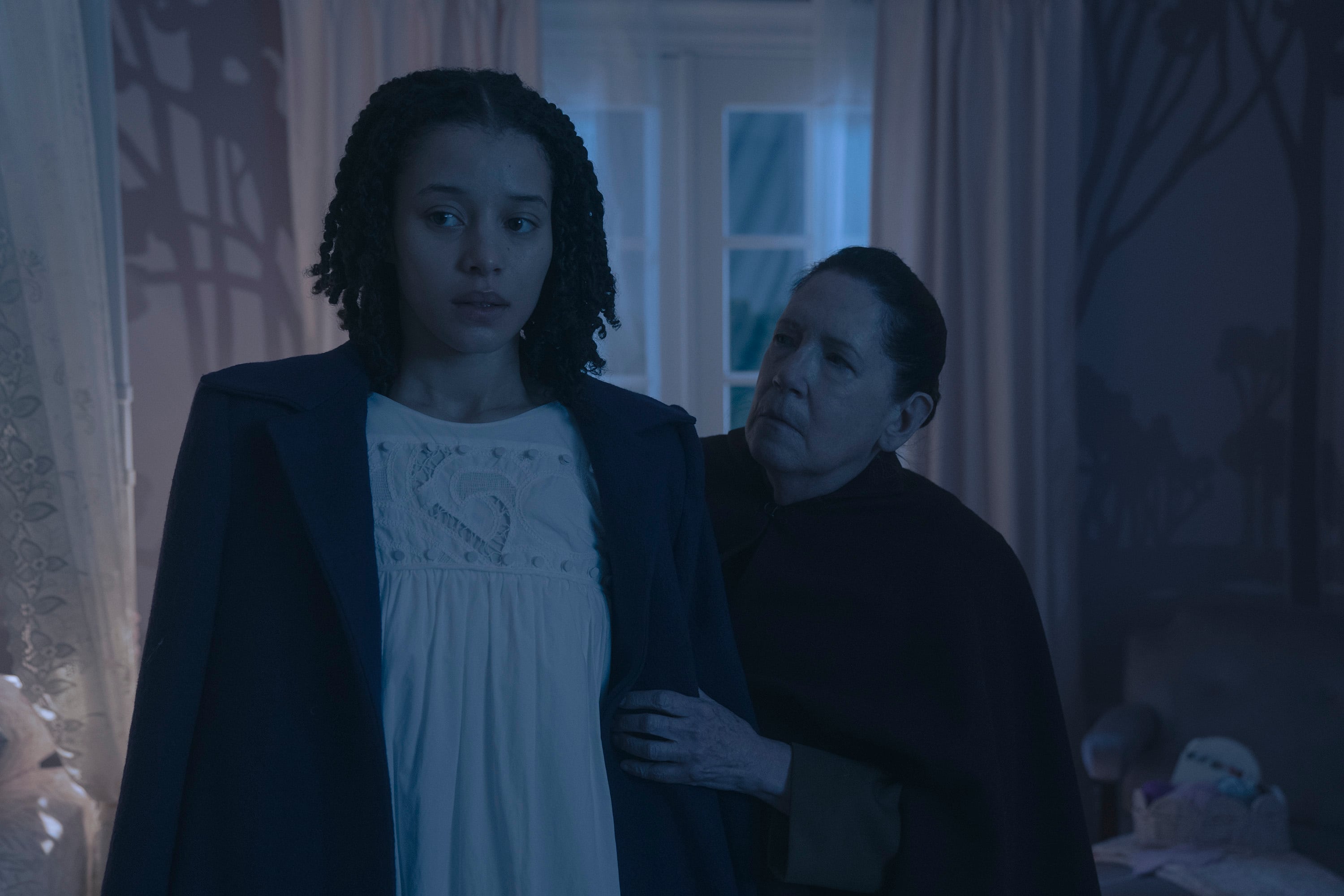 'Los Testamentos' destaca la complejidad del personaje de la tía Lydia, interpretada por Ann Dowd, como líder ambigua y calculadora