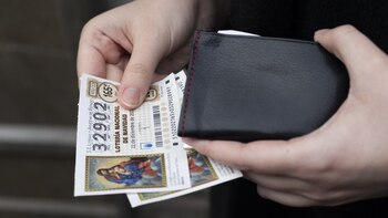 Una persona compra varios décimos