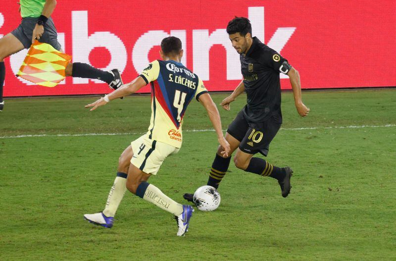 Imagen de archivo. El defensa del club América Sebastián Cáceres (4) y el delantero de Los Angeles FC Carlos Vela (10) luchan por el balón en el Exploria Stadium, Orlando, Florida, Estados Unidos. 19 de diciembre de 2020. Crédito obligatorio: Refiinhold Matay-USA TODAY Sports