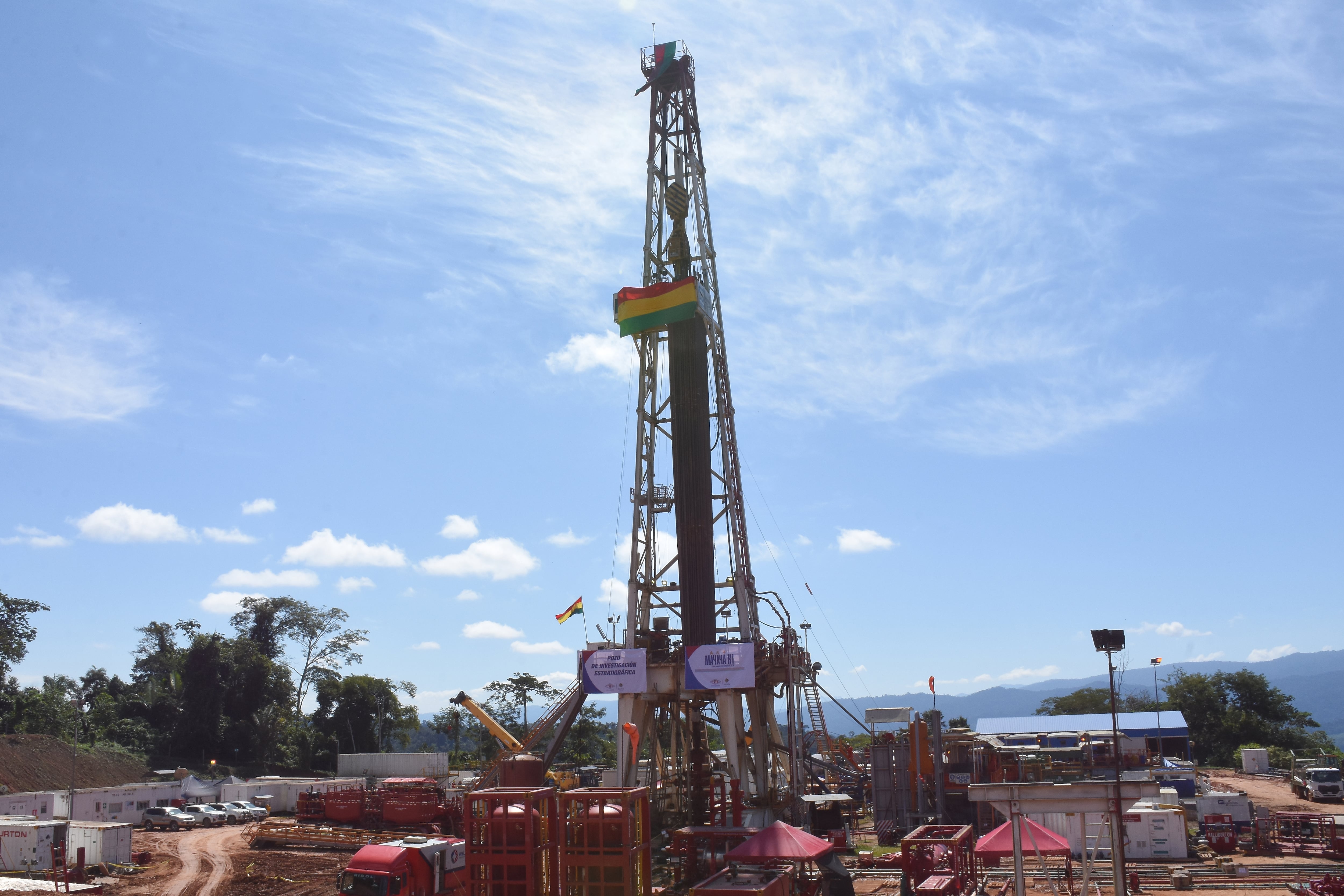 Fotografía de un pozo de gas natural presentado por trabajadores de Yacimientos Petrolíferos el 16 de julio de 2024, en el norte de La Paz (Bolivia) (EFE)