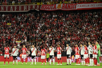 Santa Fe and River Plate players observe a minute of silence honouring the victims of the Colombia's recent 7.4 earthquake ahead of the first leg of the Copa Sudamericana round of 16 football match between Colombia's Independiente Santa Fe and Argentina's River Plate at the Nemesio Camacho 'El Campin' stadium, in Bogota, on August 19, 2026. (Photo by Luis ACOSTA / AFP)