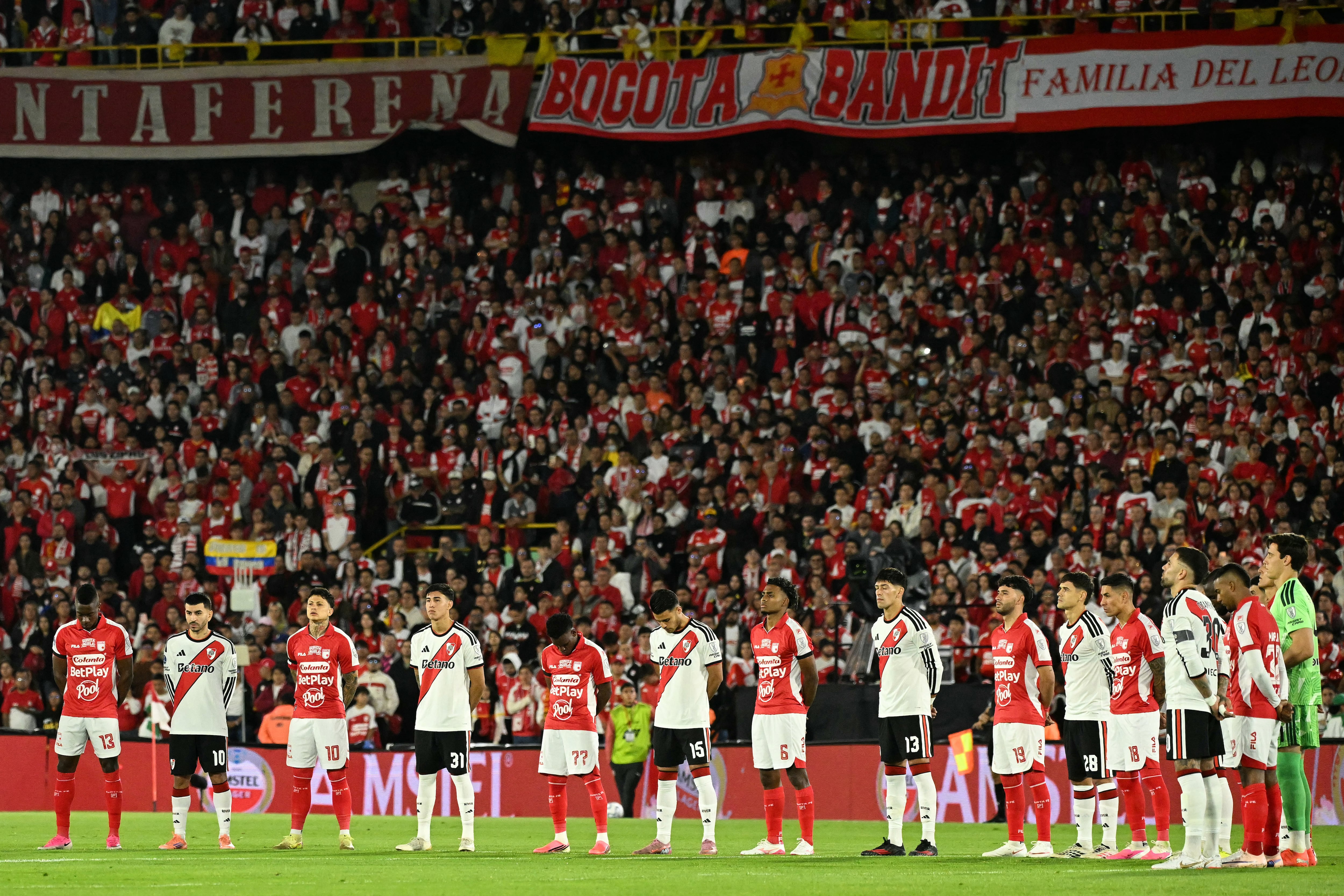 Santa Fe recibió castigo por parte de la Conmebol, por una serie de hechos en el partido de Copa Sudamericana frente a River Plate - crédito LUIS ACOSTA / AFP