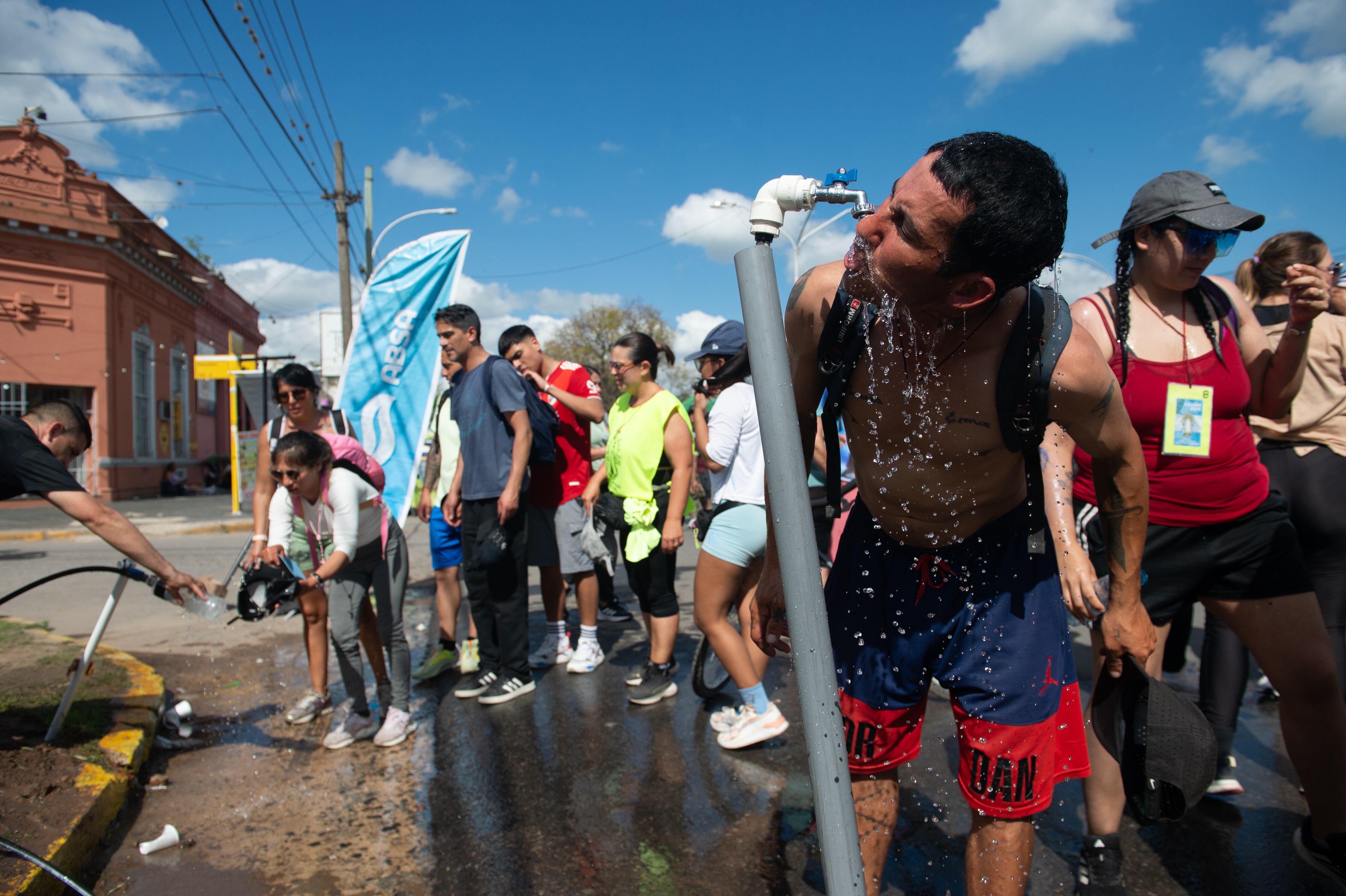 La caminata bajo el sol tuvo la asistencia de postas con agua