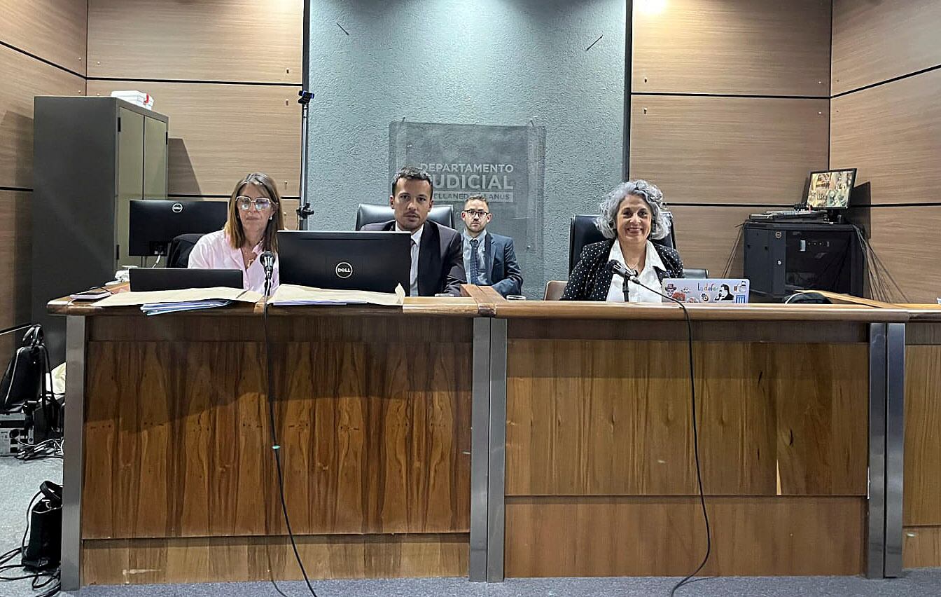 La jueza María Angélica Sayago del Castillo a la derecha de la imagen. A su lado, su prosecretario Damián Tarrio (Maximiliano Luna)