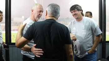 Mano Menezes, acompañado de Jean