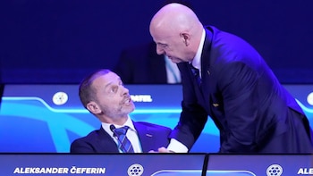 ARCHIVO - El presidente de la FIFA Gianni Infantino (derecha) conversa con el líder de la UEFA Aleksander Ceferin, el 15 de mayo de 2025, en Luque, Paraguay. (AP Foto/Fernando Calistro)