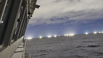 Un barco de Prefectura observa