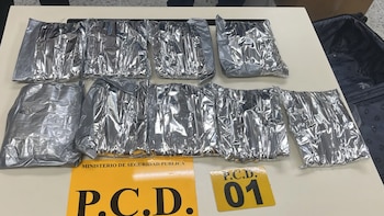 Detienen en aeropuerto de Costa Rica a lituano con más de tres kilos de cocaína ocultos como papel para fax