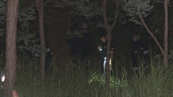 Agentes de policía revisan la