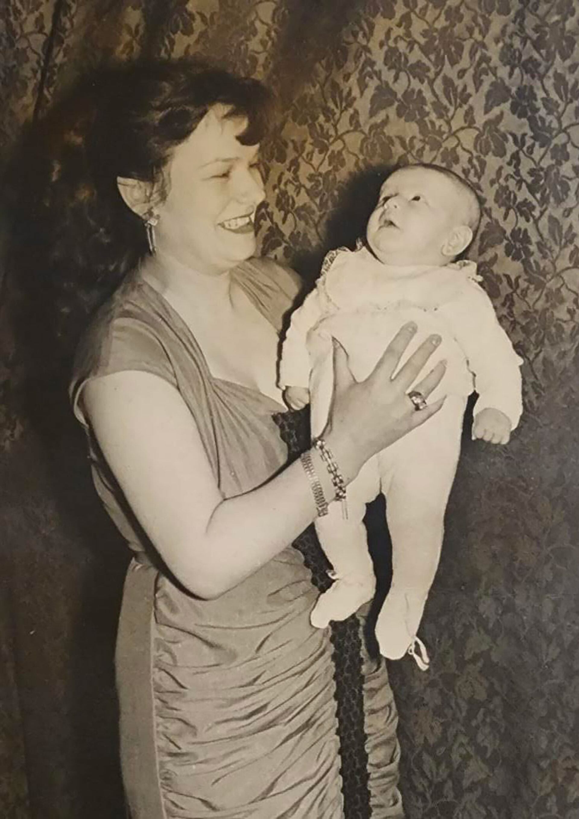 Julia Zenko en brazos de su madre Paulina en la celebración familiar de nacimiento tras un parto en el que las dos pudieron haber muerto