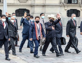 El presidente de Perú, Pedro Castillo, en compañía de su gabinete de ministros, antes de dirigirse al Congreso, en Lima (Perú). EFE/Stringer