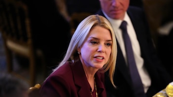 La exfiscal Pam Bondi señala su sucesor, Todd Blanche, como supervisor de la publicación de archivos de Epstein