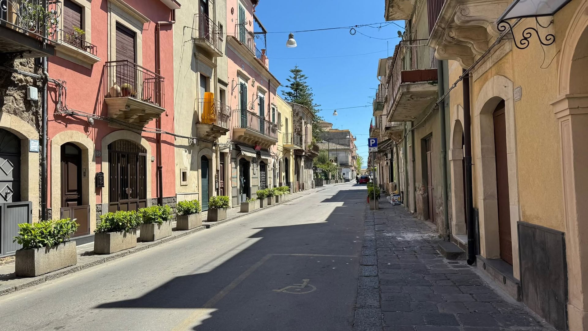 Militello Val di Catania, el pueblo siciliano que renació de un sismo y conquistó Italia