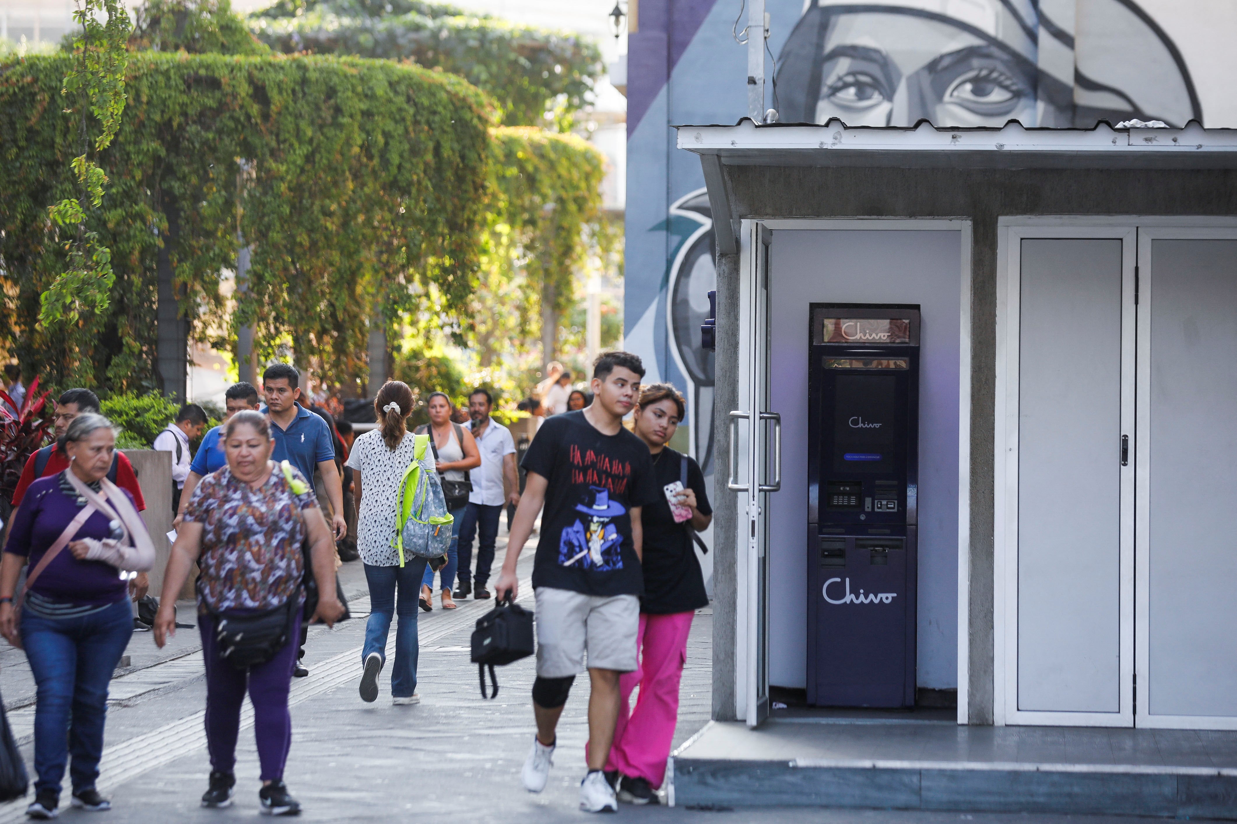 Varias personas caminan cerca de un cajero automático de Chivo Bitcoin, una billetera digital de Bitcoin lanzada por el gobierno salvadoreño para el uso de Bitcoin como moneda de curso legal, en San Salvador, El Salvador, el 27 de febrero de 2025. REUTERS/Jose Cabezas