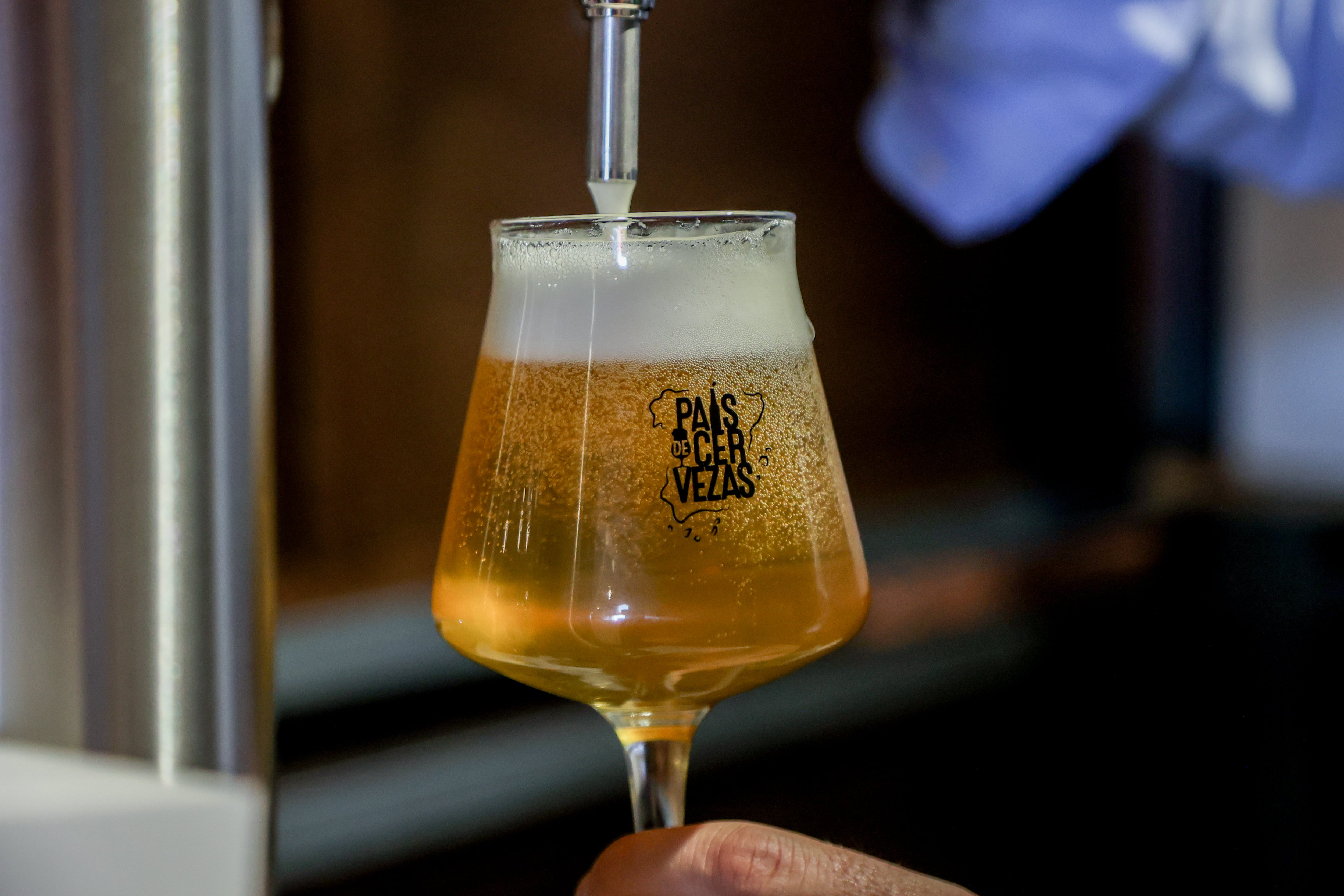 La técnica quiere conseguir asemejarse a tirar la cerveza con un grifo de barril. (Ricardo Rubio/Europa Press)