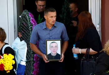 Un hombre lleva un retrato