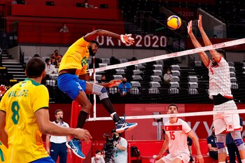 Isac Santos (arriba-i) de Brasil remata ante Túnez en un juego por la ronda preliminar masculina de voleibol durante los Juegos Olímpicos 2020, este sábado en la Arena Ariake en Tokio (Japón). EFE/ José Méndez