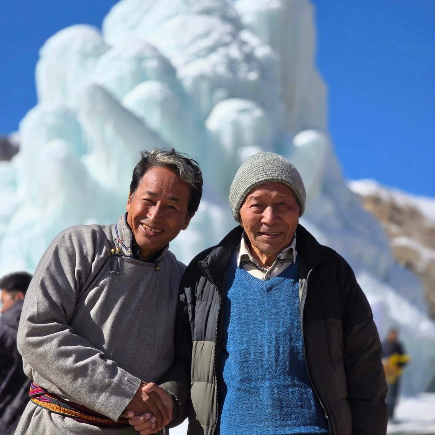 El ingeniero Sonam Wangchuk ideó en 2013 las torres de hielo para retener los deshielos invernales (@icestupaproject)