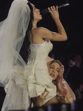 Las cantantes rindieron homenaje a Madonna con la canción Like a Virgin y atuendos de novia