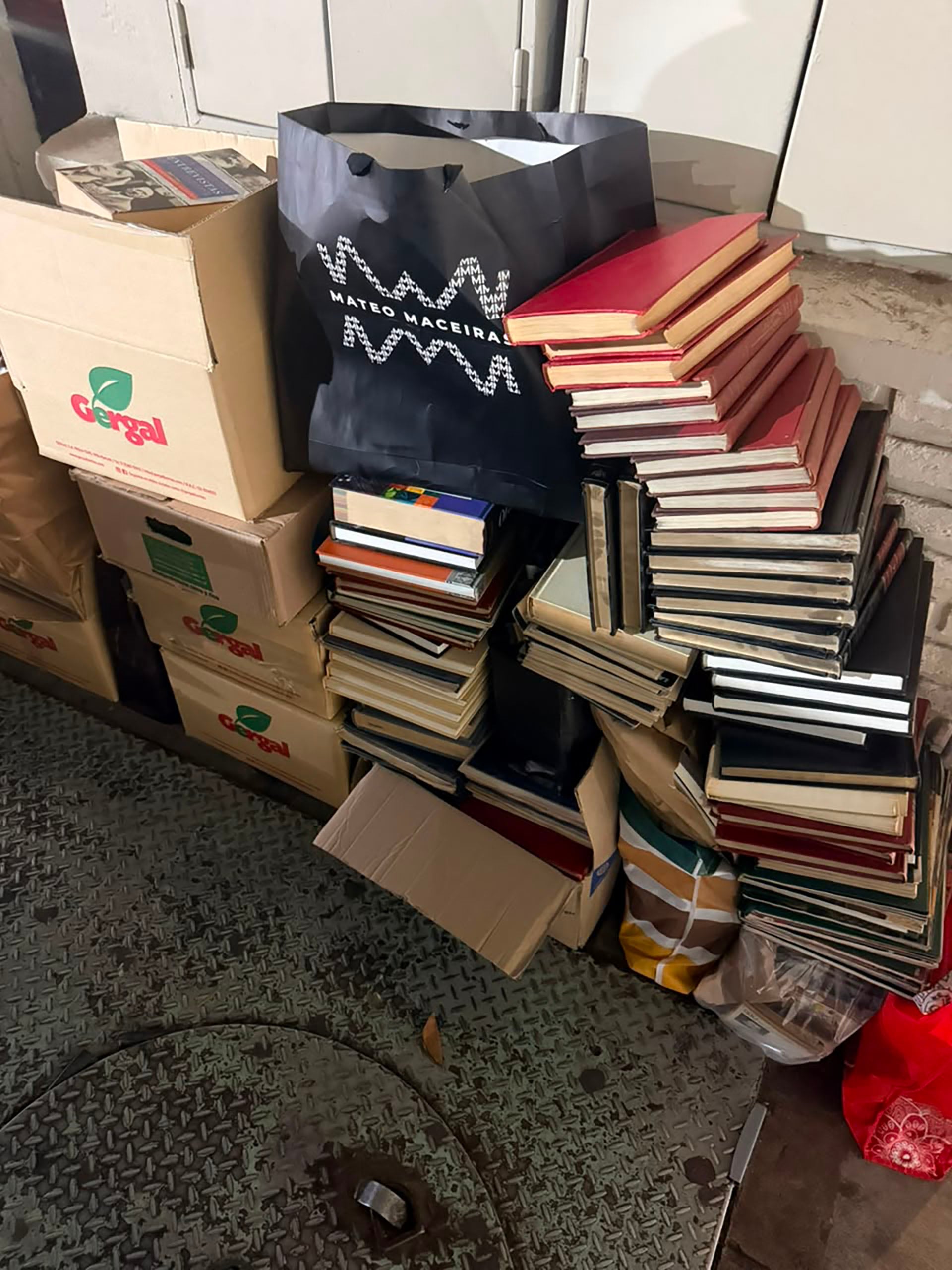 Libros donados en cajas, apilados. Todos fueron clasificados y ya forman parte de la biblioteca de la sala de cardiología