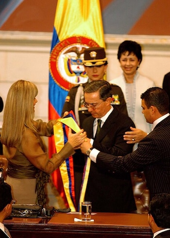 En 2006, Dilian Francisca Toro tomó el juramento a Álvaro Uribe Vélez como primera mujer en presidir el Congreso - crédito Archivo Colprensa