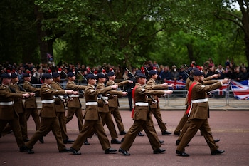 Miembros de las fuerzas armadas desfilan por The Mall (HENRY NICHOLLS/Pool via REUTERS)